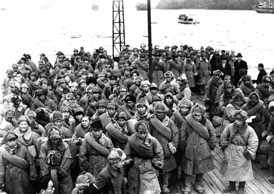 Репатриированные японские солдаты возвращаются из Сибири